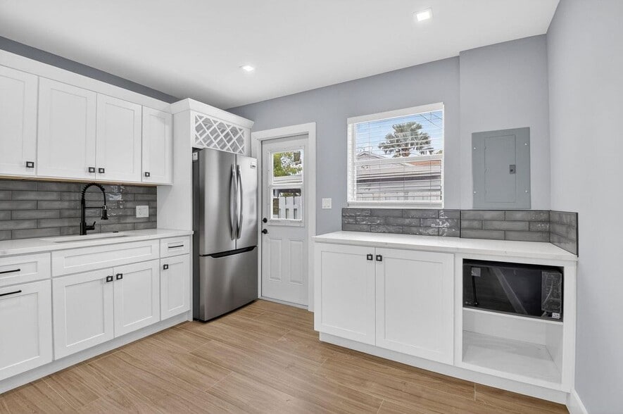 Building Photo - 341 SE 3rd Ave