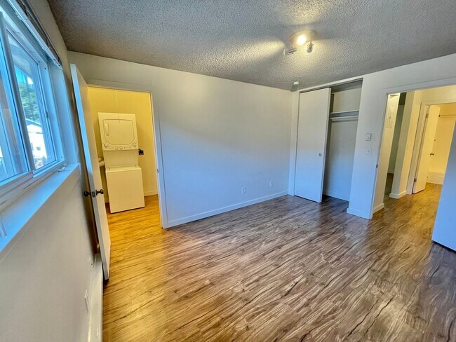 Building Photo - Top Floor 1-Bedroom