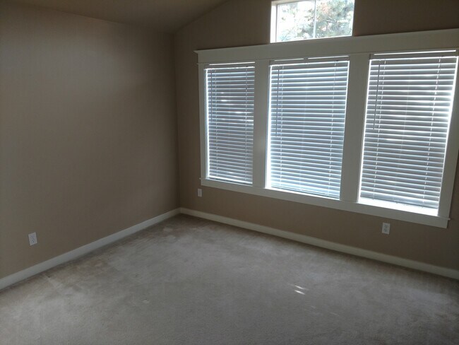 Building Photo - SW Bend - 3 Bed 2.5 Bath -Fenced-Corner lot-Amenities