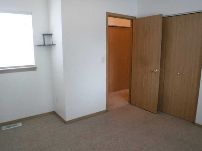Building Photo - Townhouse with a private yard