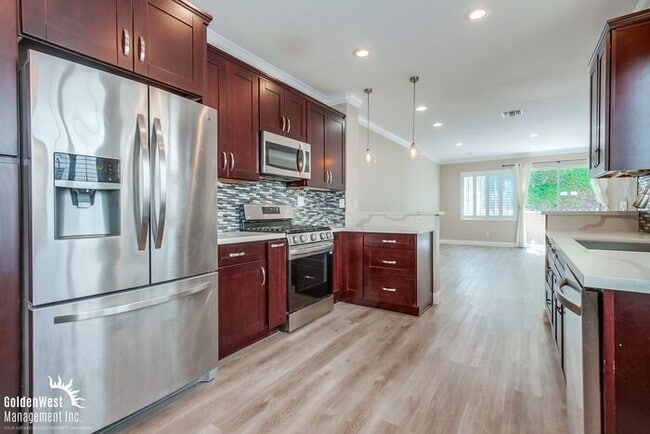 Building Photo - Elegant 2Bdm 2.5Ba Home in the Desirable I...