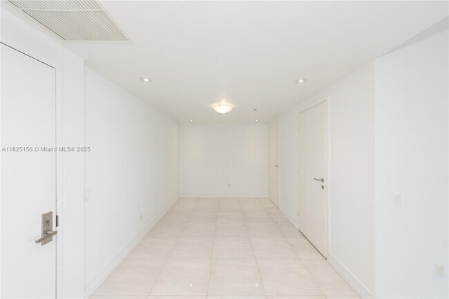 Building Photo - 1300 Brickell Bay Dr