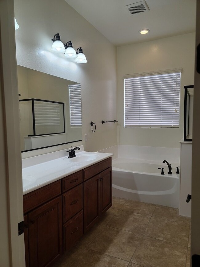 Building Photo - Spacious 4 Bed, 3.5 Bath Anthem Home with Modern Amenities and Prime Location