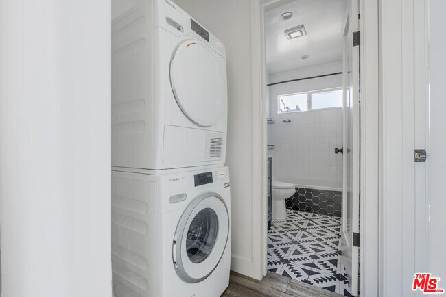 Building Photo - 6350 Willoughby Ave