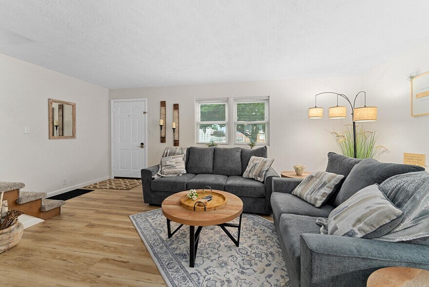 Building Photo - 1304 E Sylvan Cir