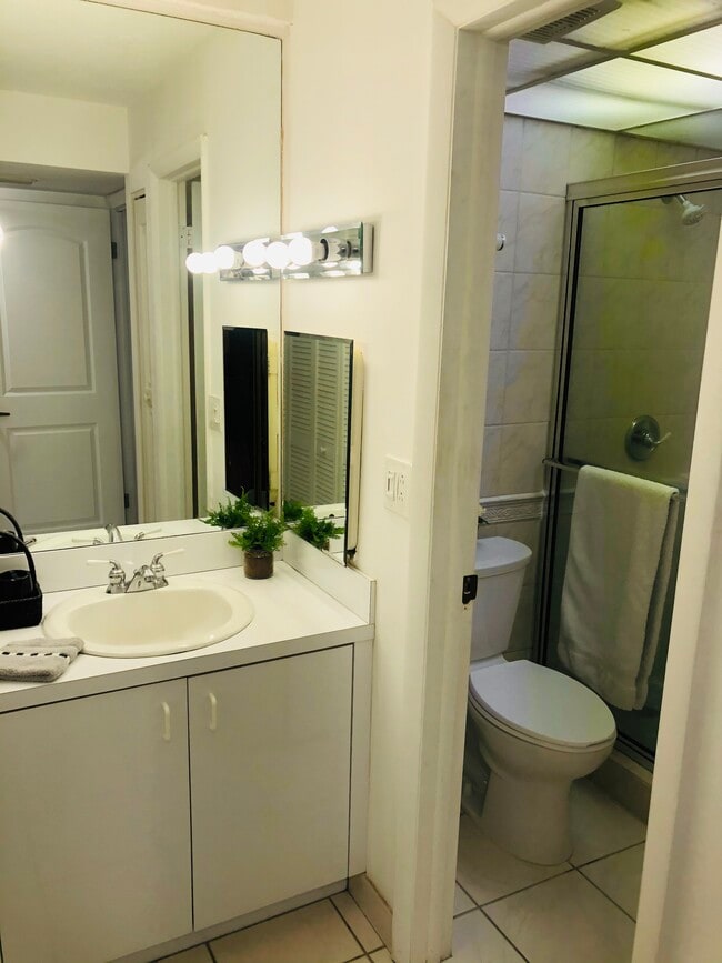 Building Photo - 3690 Inverrary Dr