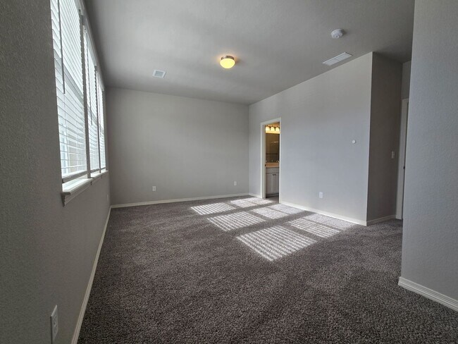 Building Photo - 3B/3B Townhome NOW AVAILABLE in Windsor! Great Location!