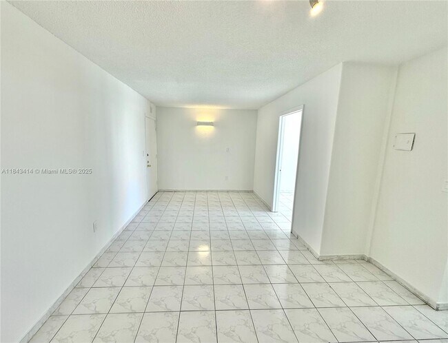 Building Photo - 2000 Biarritz Dr