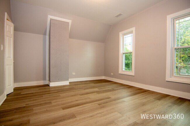Building Photo - 7527 S Stewart Ave