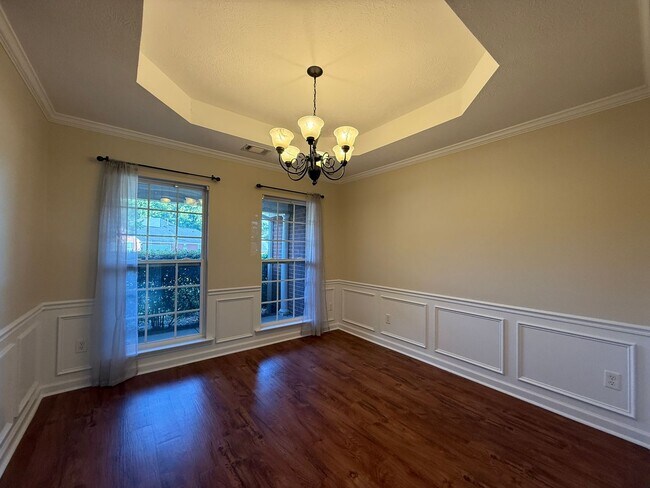 Building Photo - Spacious 3 BR/2BA Home + Formal Dining Roo...