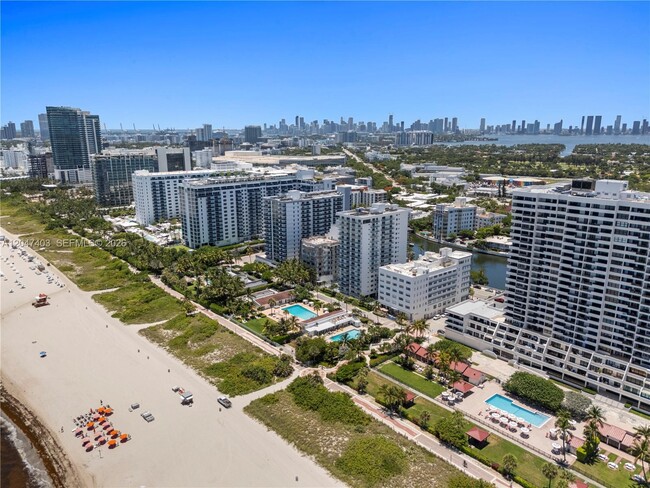 Building Photo - 2457 Collins Ave