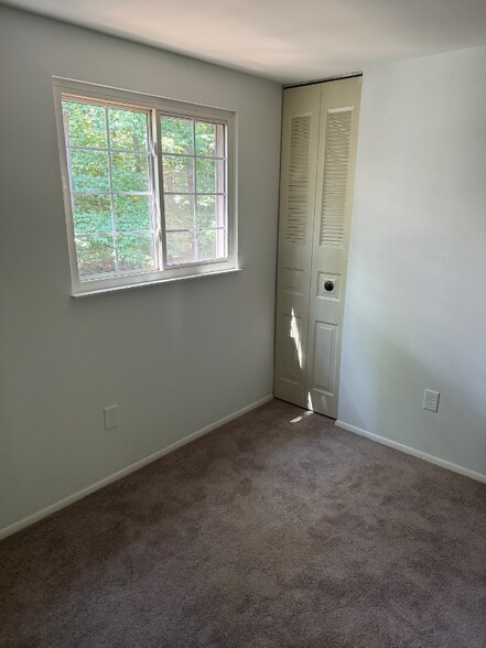 Building Photo - 10210 Swinging Bridge Dr