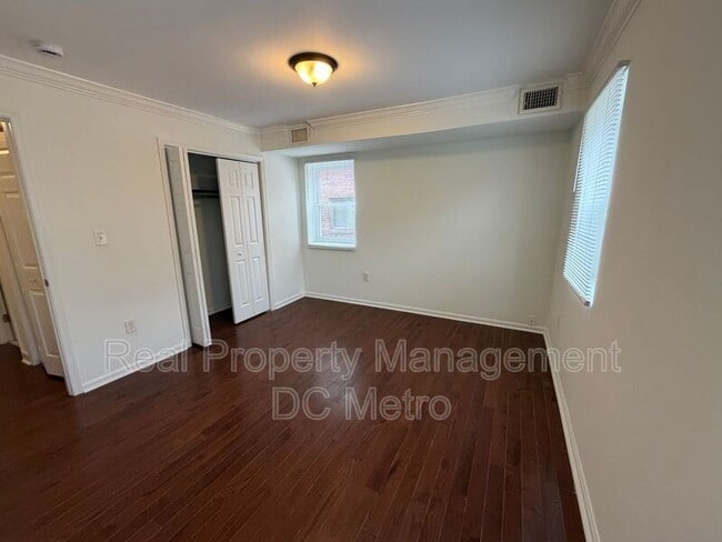 Building Photo - 405 Valley Ave SE