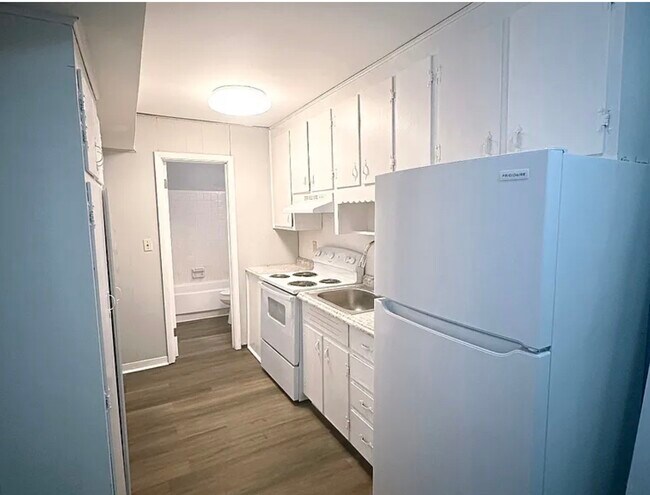 Building Photo - Spruce Street