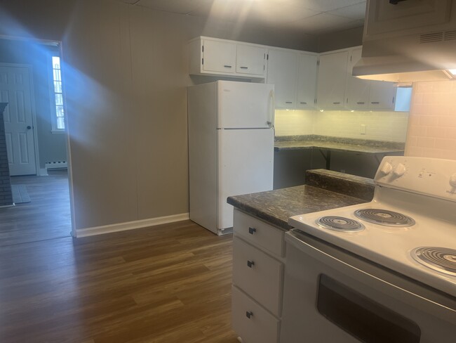 Large Kitchen with Snack Bar - 38 S Main St