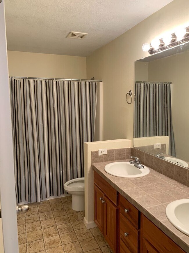 Building Photo - Charming 3-BR Felida Rental with Fenced Yard & Private Patio