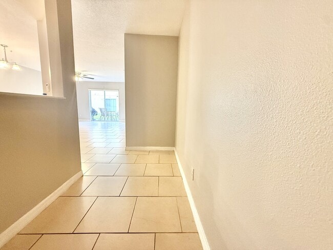 Building Photo - 609 Cresting Oak Cir