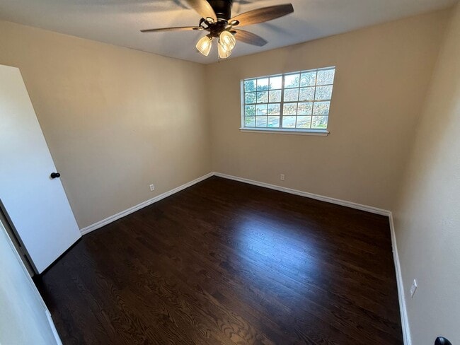 Building Photo - SPACIOUS HOME FOR RENT IN SUNGATE!