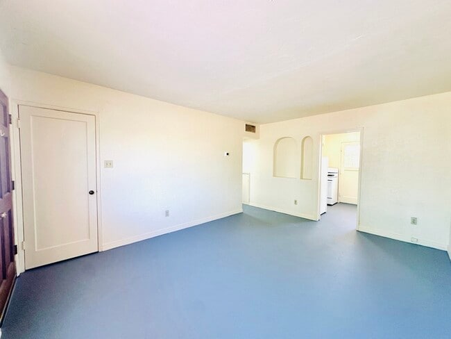 Building Photo - Spacious Private Yard with Washer/Dryer Ho...