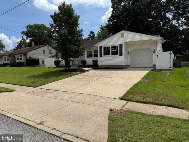 Building Photo - 417 Greenview Dr