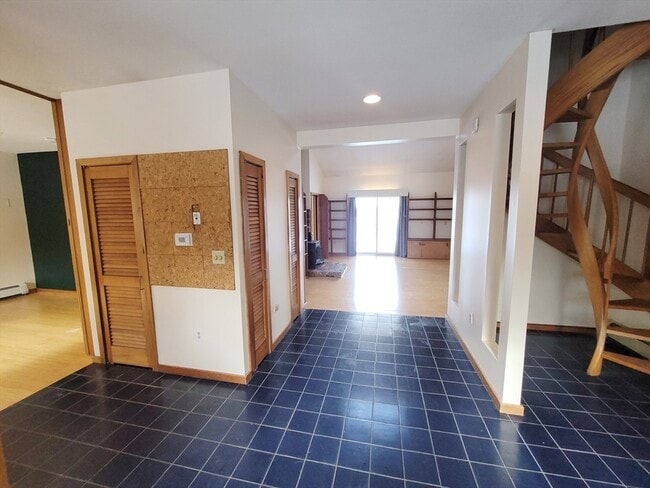 Building Photo - 46 Long Hill Rd