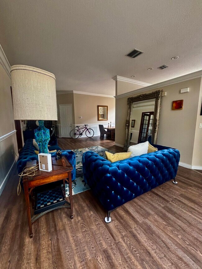 Building Photo - 2333 Waburton Terrace