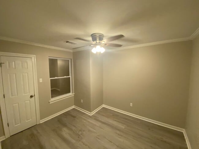 Building Photo - 4 BEDROOMS 2 BATHS! SECTION 8 ACCEPTED!!