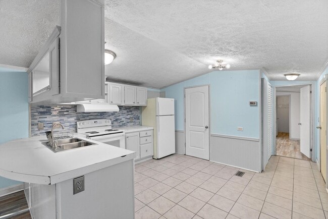 Building Photo - Peaceful Coastal Living Close to the Beach!