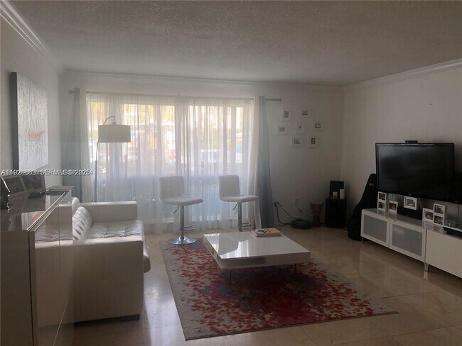 Building Photo - 9971 W Bay Harbor Dr