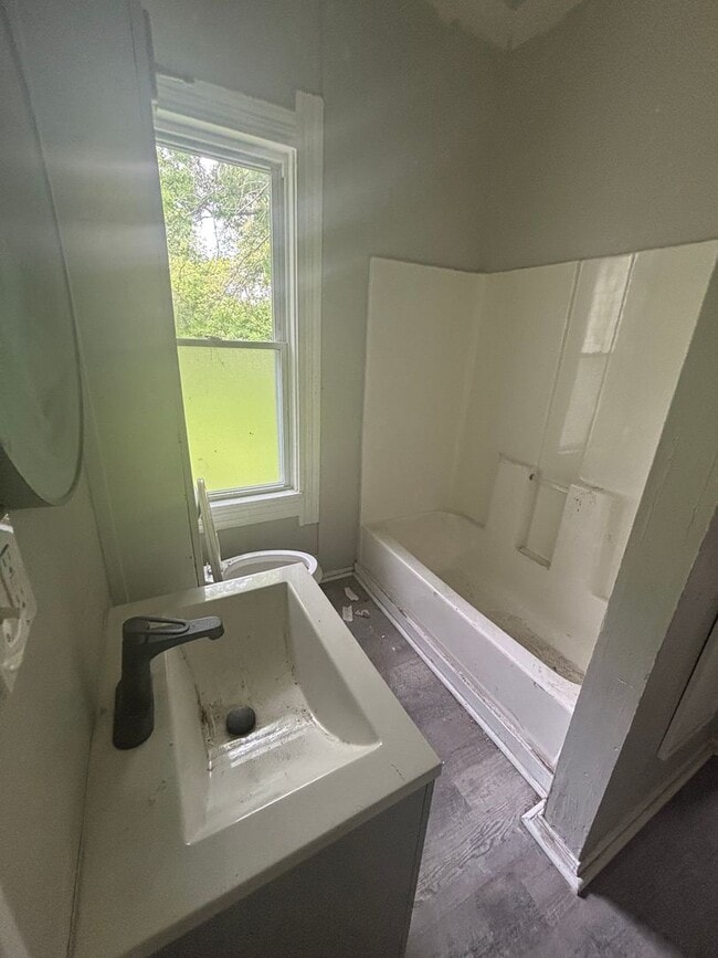 Building Photo - Section 8 Accepted - Spacious 4br/2ba Home