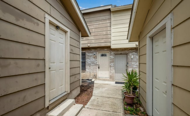 Building Photo - 5806 Rue Royale