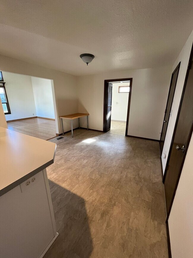 Building Photo - Beautiful One-Level Home with Sunroom, Vaulted Ceilings & Multiple Living Areas