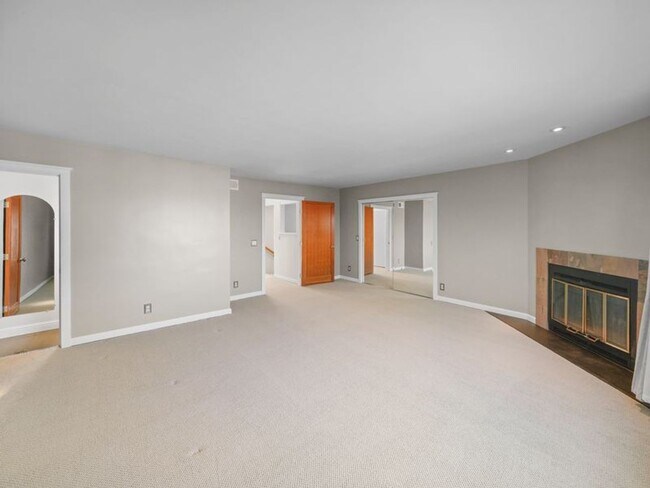 Building Photo - COMING SOON! Single Family Home in Sunny Bernal Heights - 4 br/3 ba - 2 Car Parking - Great Views...