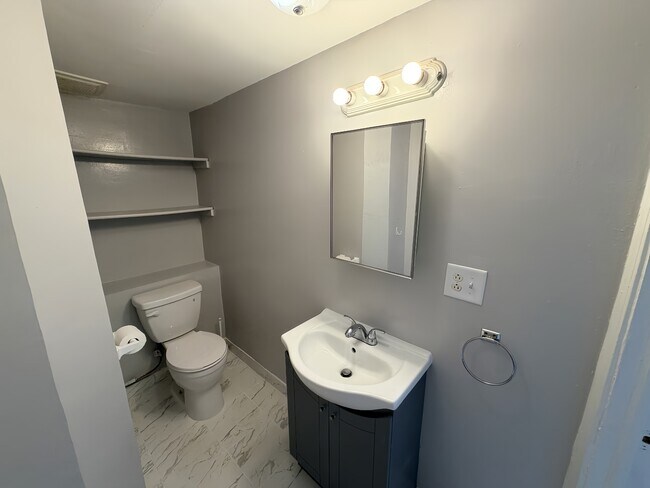 Building Photo - 3914 W Diversey Ave