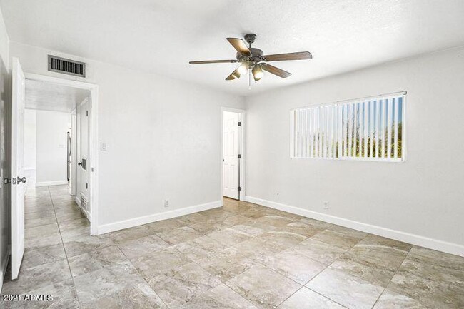 Building Photo - 6518 E Sunnyside Dr