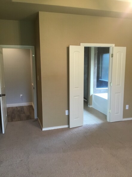 Building Photo - 502 Spring Dr