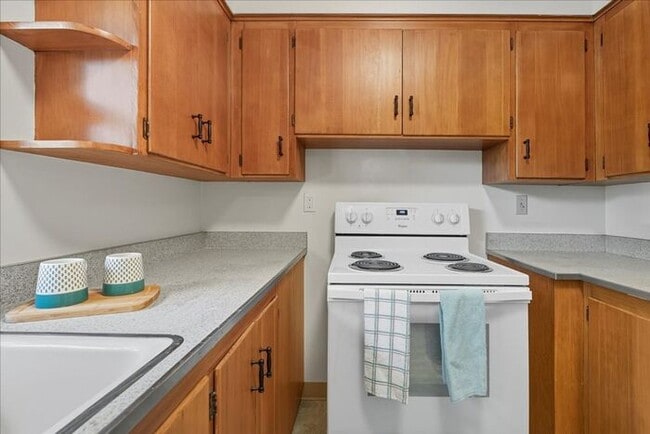 Building Photo - West Slope Charmer With Hardwood Floor - W...