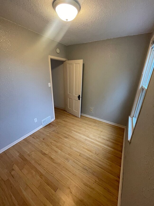 Building Photo - AVAILABLE NOW - 3 Bedroom/1.5 Bath Home wi...