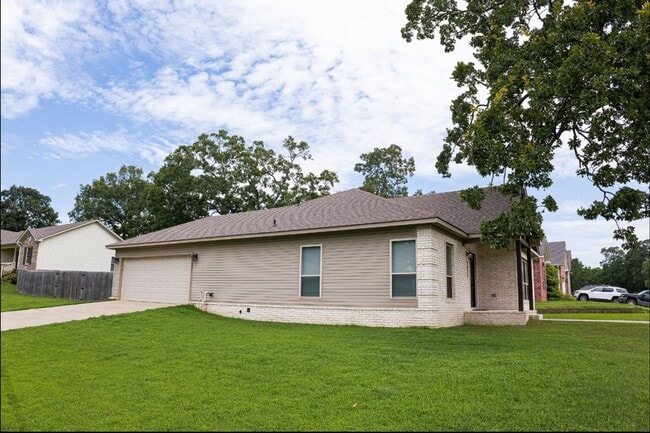 Building Photo - Beautiful home ready!
