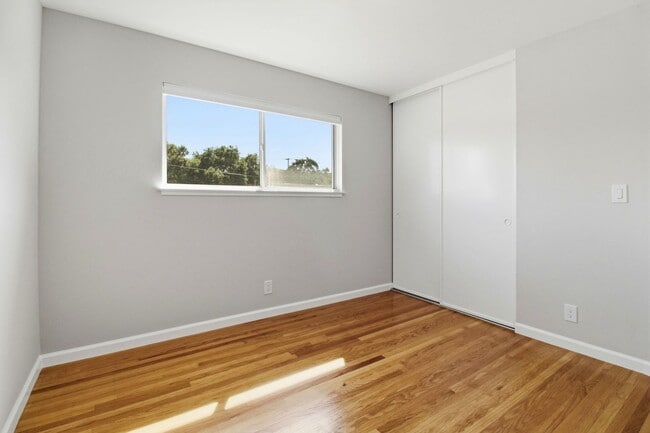 Building Photo - Remodeled 3-Bedroom 2.5-Bathroom Barron Park Home