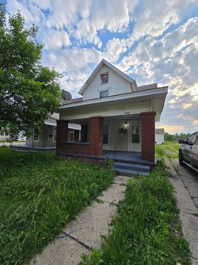 Building Photo - 2207 S Walnut St