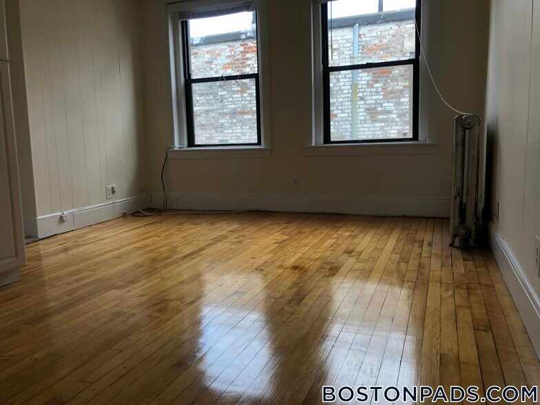 Building Photo - 437 Cambridge St