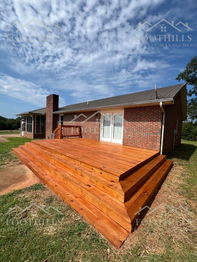 Building Photo - Peaceful Country Living with Stunning View...