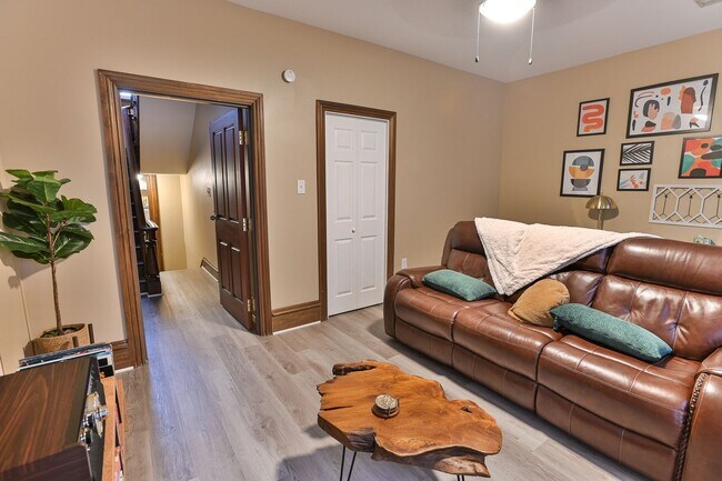 Building Photo - 119 Locust St