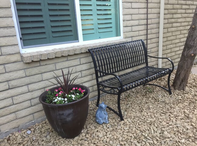 Building Photo - 1628 Lindley Dr