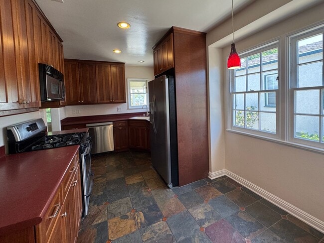 Building Photo - LOVELY 4BD 1,5BA HOME W/Large Backyard