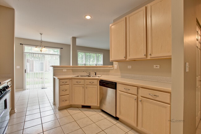 Building Photo - 1435 N Pinehurst Dr
