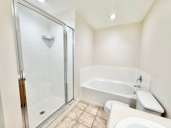 Building Photo - ** FAIRWAY PRESERVE ** 3 BED / 2 BATH COND...