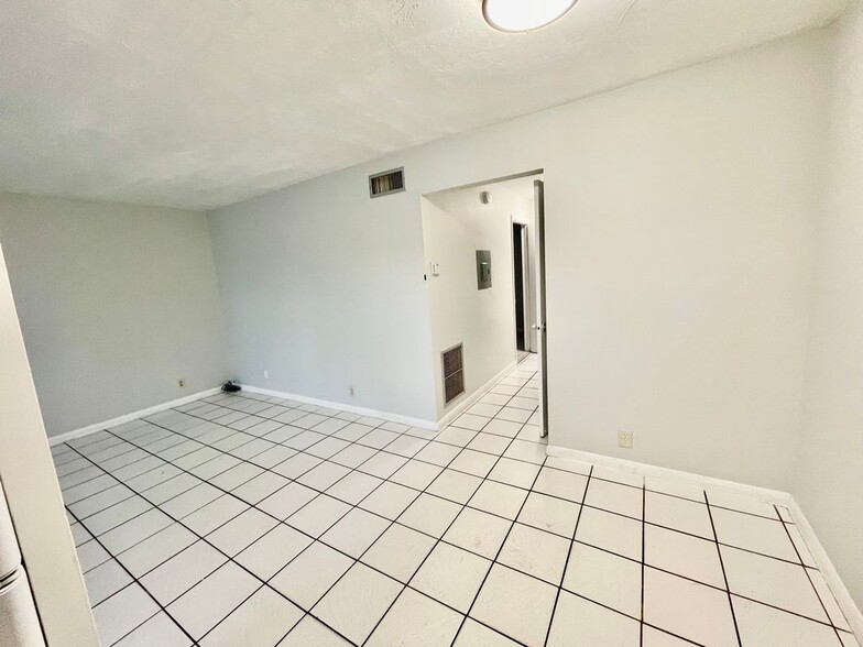 Building Photo - 1105 S G St