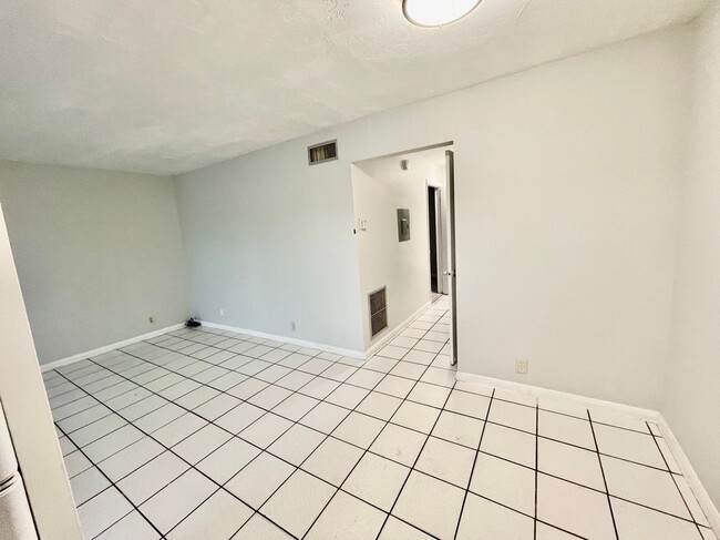 Building Photo - 1105 S G St